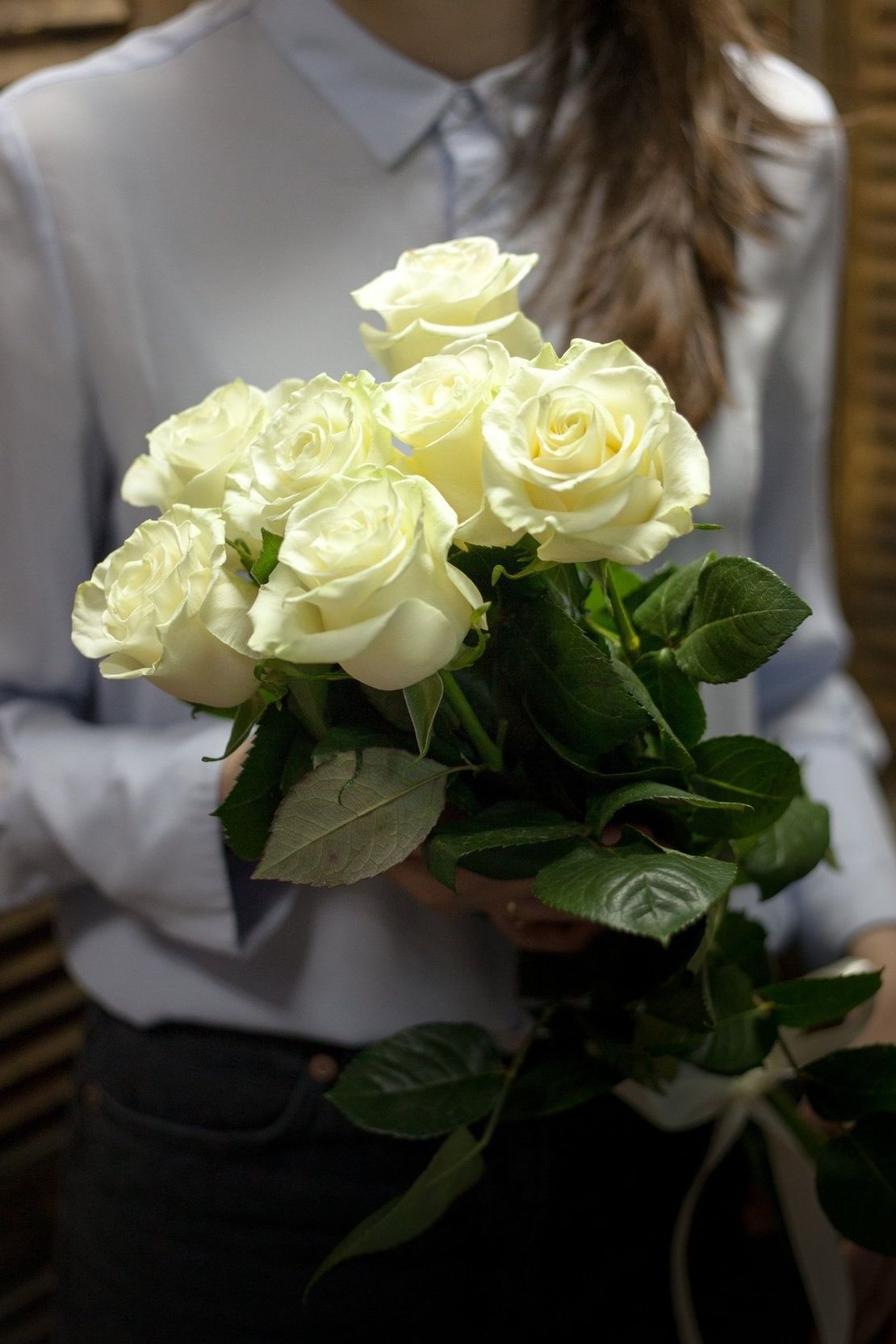 шляпная коробка с розами и гипсофилой для подарка в Чебоксарах