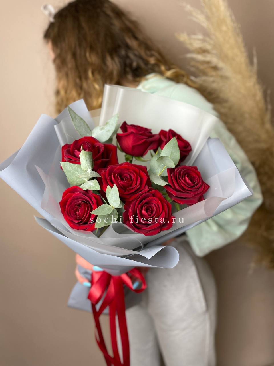 весенняя витрина флористической студии в Чебоксарах с тюльпанами и ранункулюсами