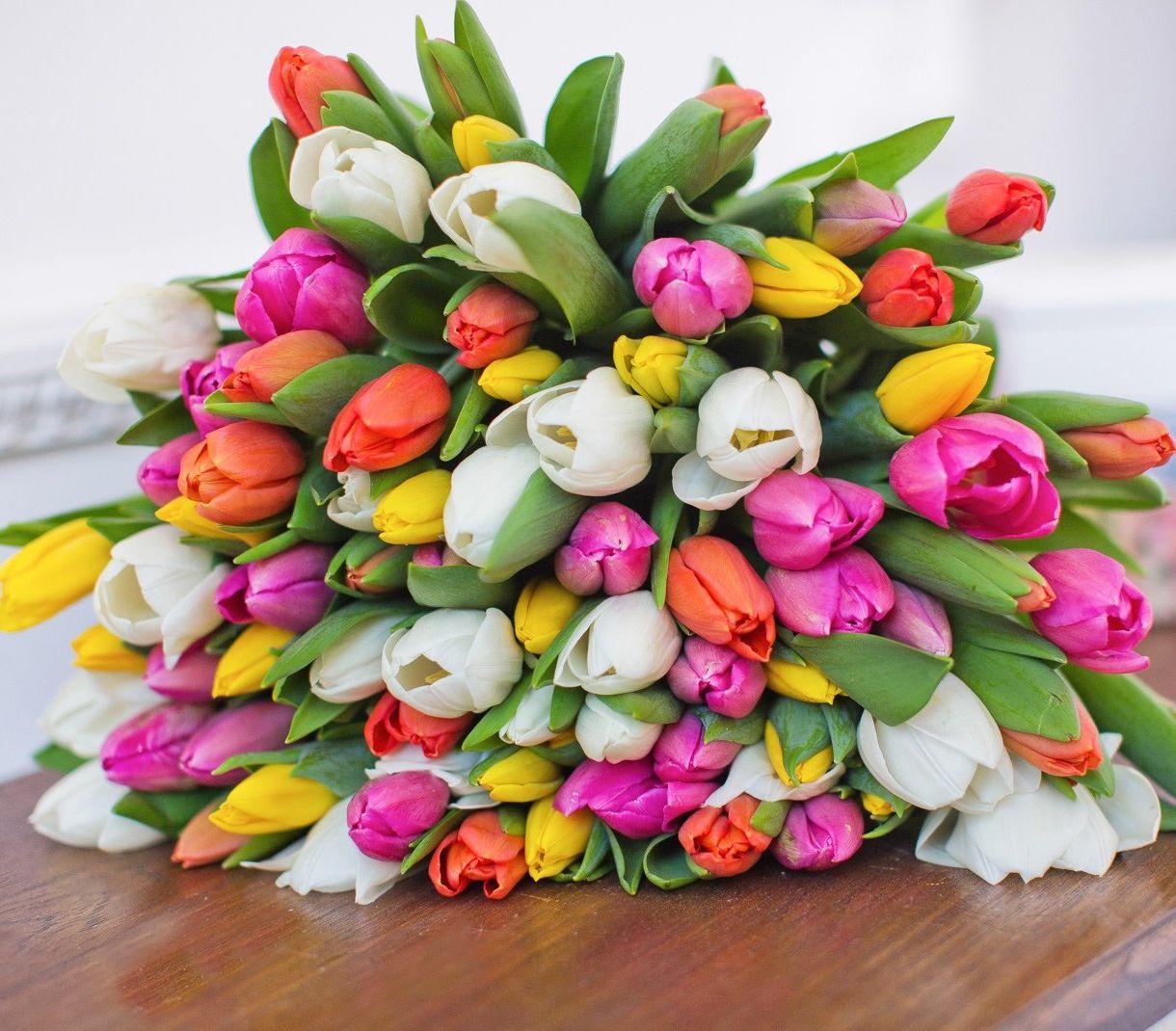 корпоративная композиция с розами и хризантемами для офиса в Чебоксарах