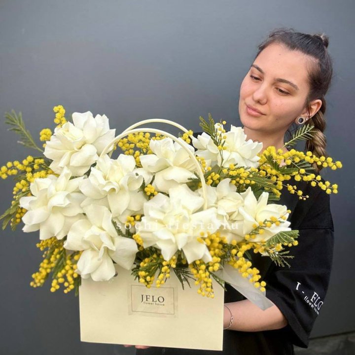 Французские Розы и мимоза  в сумочке  в Чебоксарах