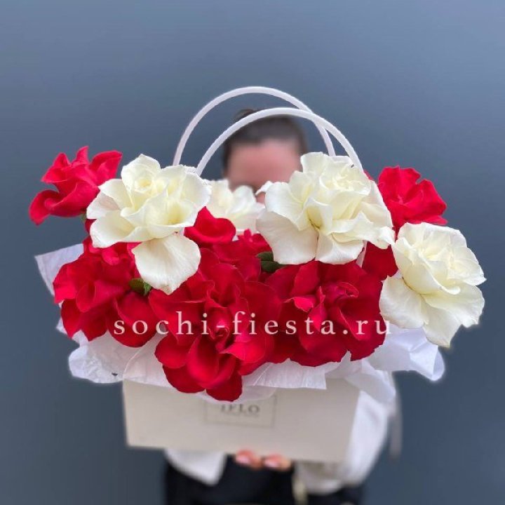 Сумочка  красных и белых роз в Чебоксарах