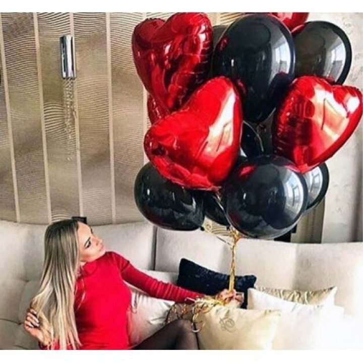 Фонтан из красных сердец с чёрными шарами  в Чебоксарах