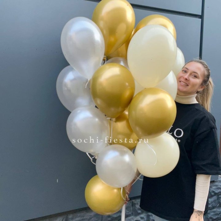 Облако шаров из белого и золотого оттенков в Чебоксарах