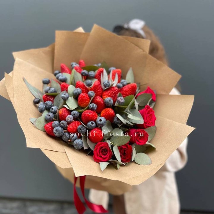 Клубника и голубика с цветами в Чебоксарах