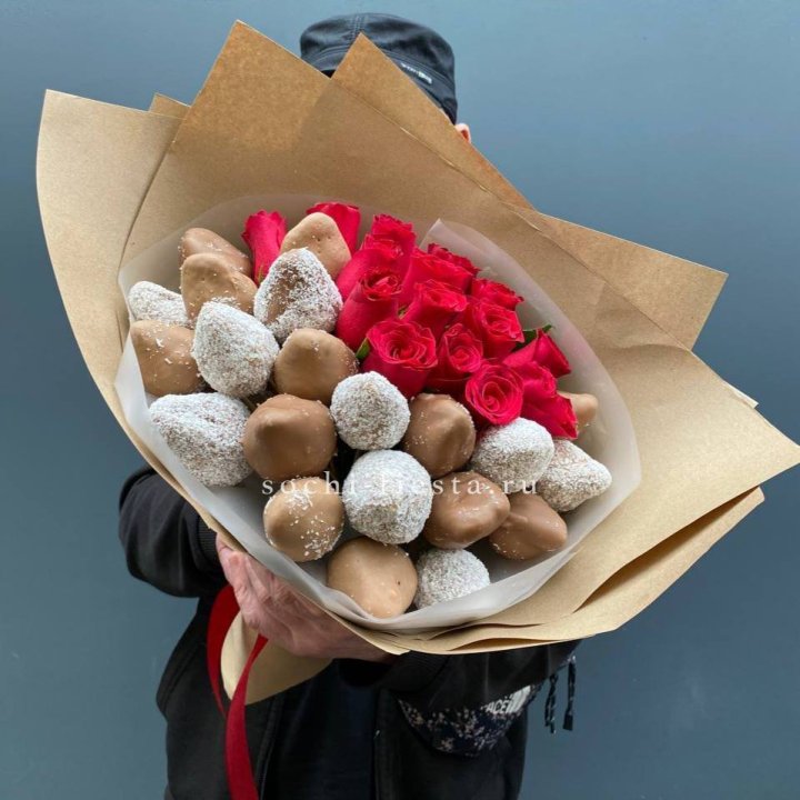 Розы и клубника в шоколаде Мерси в Чебоксарах