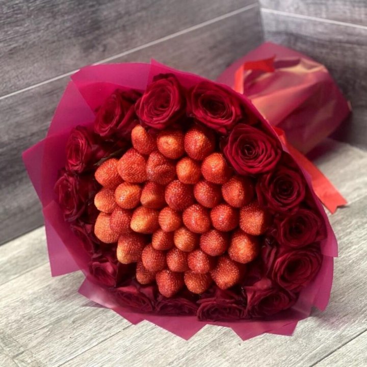 Клубничный букет с розами в Чебоксарах