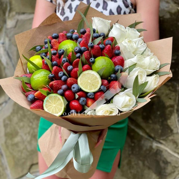Ягодно-цитрусовый букет с розами в Чебоксарах