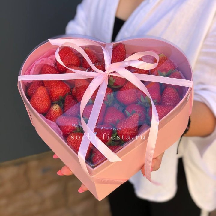 Коробочка сердце  с клубникой в Чебоксарах