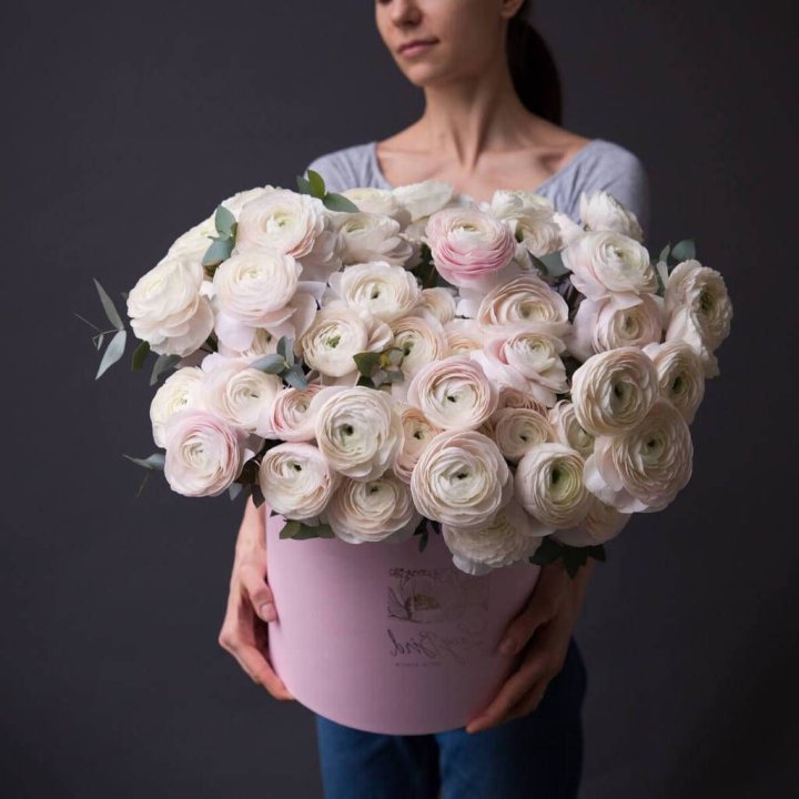 Бокс с ранункулюсами в Чебоксарах