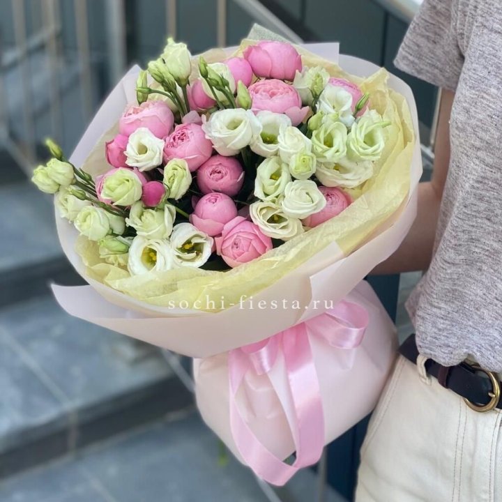 Букет кустовых роз с эустомой в Чебоксарах