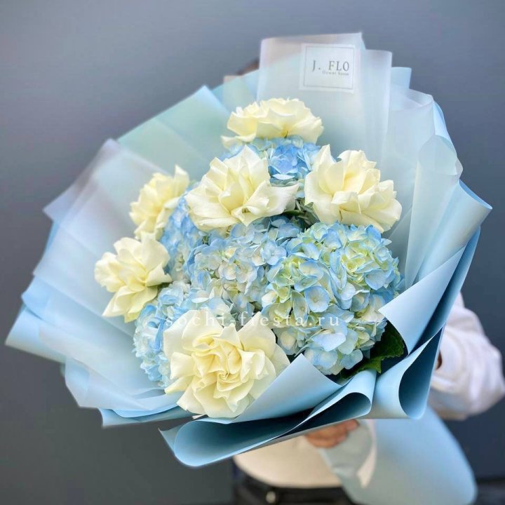  Букет из голубых гортензий и роз  в Чебоксарах