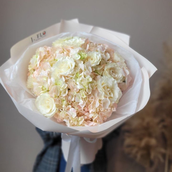  Букет гортензии и роз  в Чебоксарах