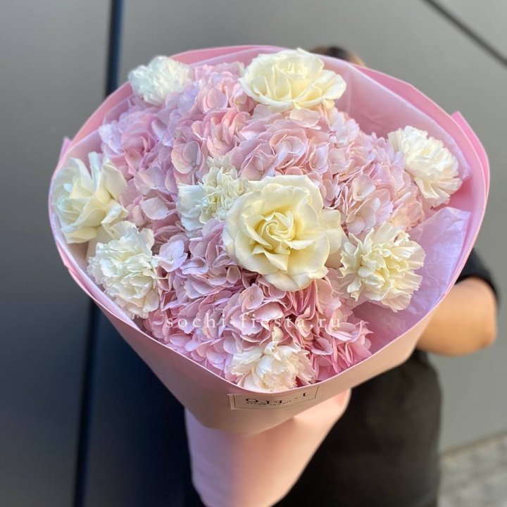  Букет гортензий и роз  в Чебоксарах