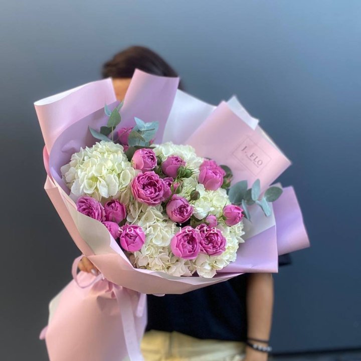 Букет белых гортензий и пионовидных роз  в Чебоксарах