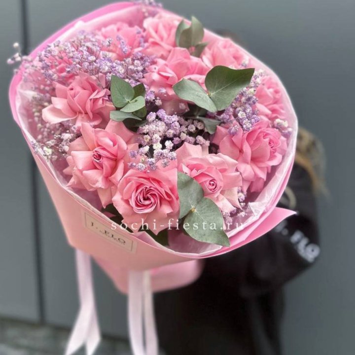 Розовые французские розы с гипсофилой в Чебоксарах