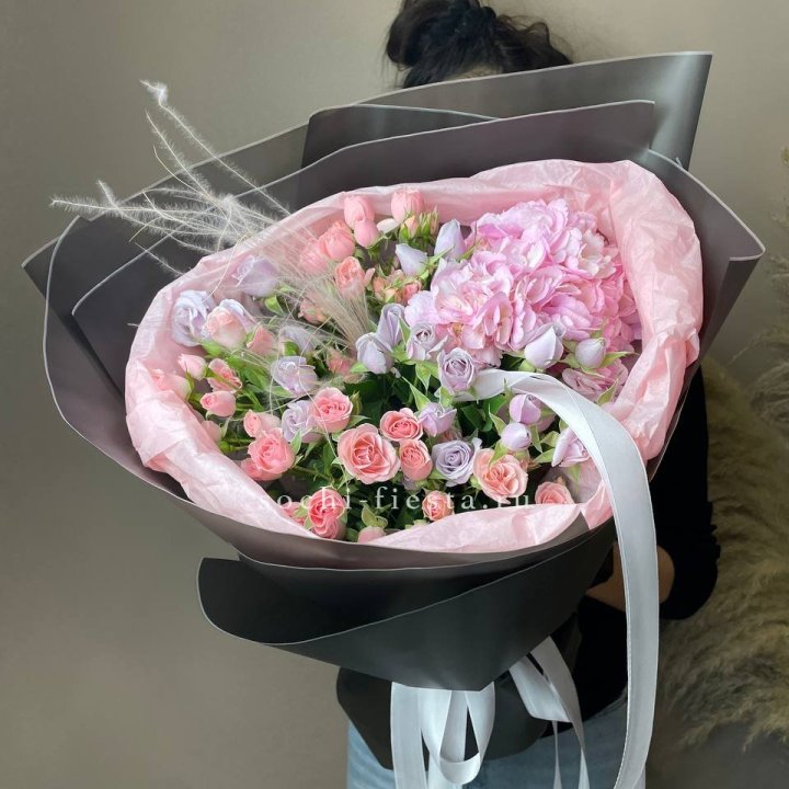  Букет гортензии и роз "Саперави" в Чебоксарах