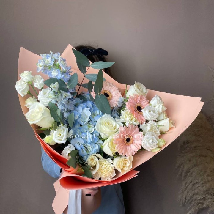  Букет гортензии и роз "Валенсия" в Чебоксарах