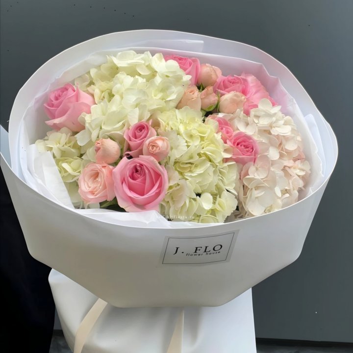  Букет гортензии и роз  "Тиамо" в Чебоксарах