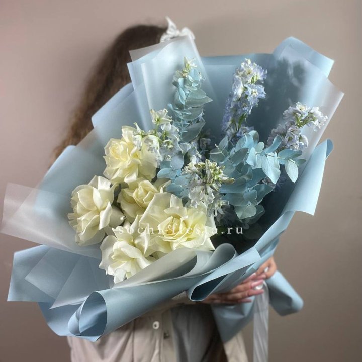Букет из белых французских роз и дельфиниума в Чебоксарах