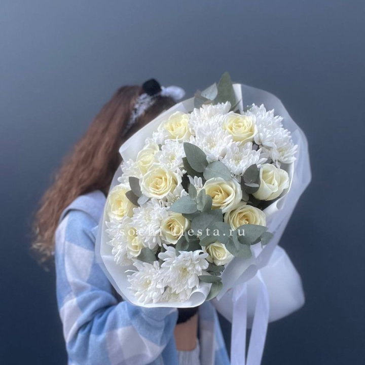  Букет белых роз с хризантемой  в Чебоксарах