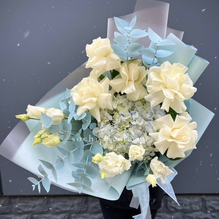 Букет с гортензией и белыми французскими розами в Чебоксарах