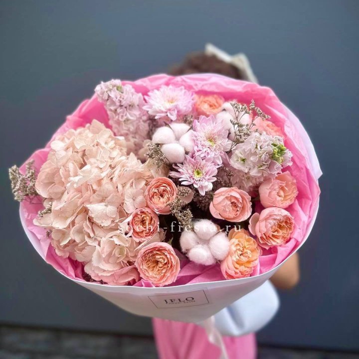 Букет гортензии и кустовых роз "Абрассо" в Чебоксарах