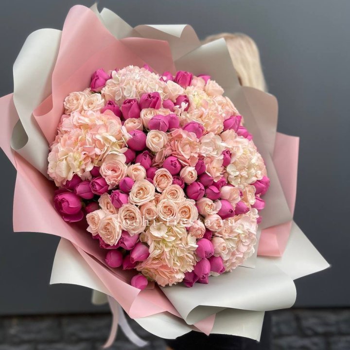 Букет кустовые розы и гортензия в Чебоксарах