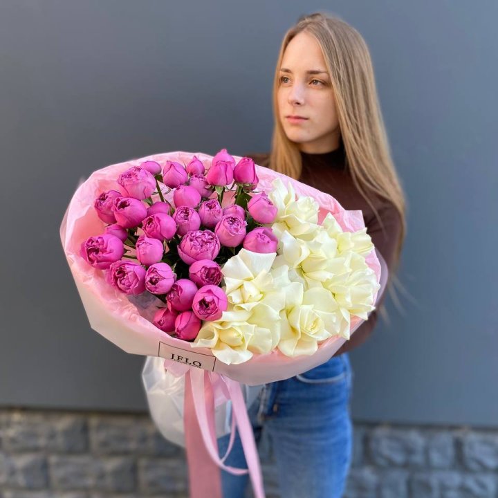 Дуо белых и кустовых роз в Чебоксарах