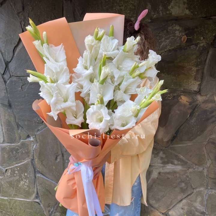 Букет белых гладиолусов  в Чебоксарах
