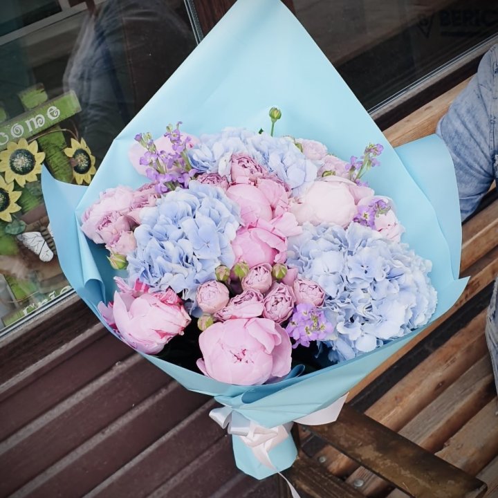 Букет с гортензиями "Блубери" в Чебоксарах