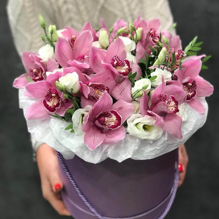 Орхидея и эустома в шляпной коробке в Чебоксарах