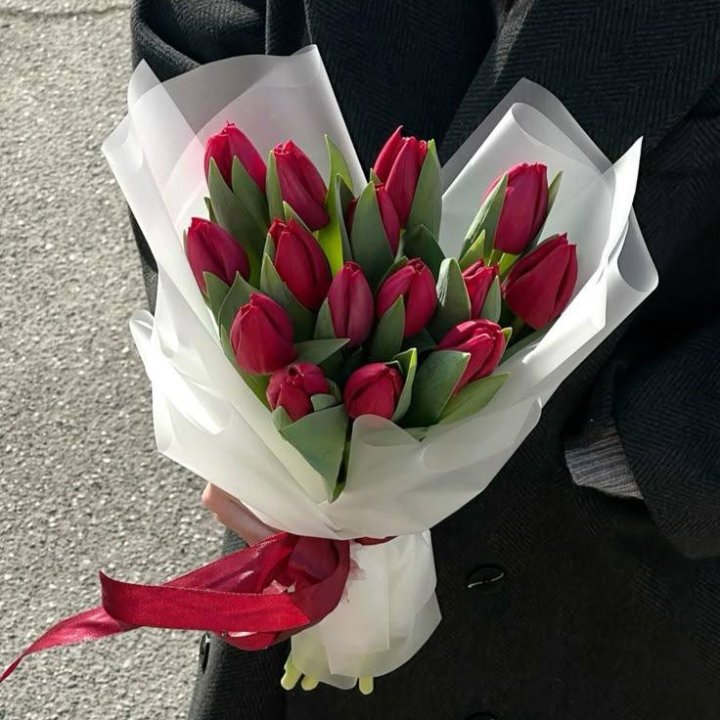 15 красных тюльпанов в Чебоксарах