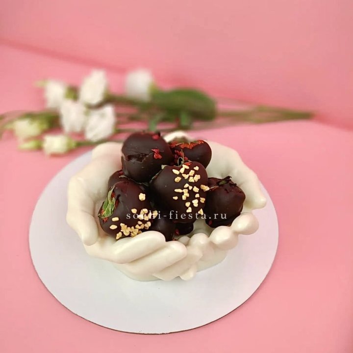 Клубника в шоколаде на шоколадных ладонях  в Чебоксарах