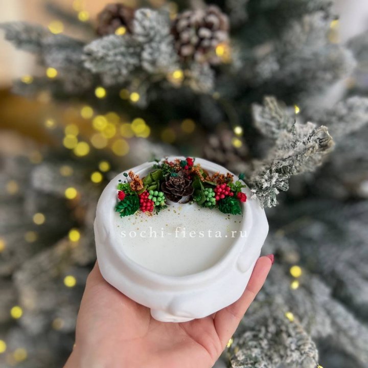 Свеча ароматическая в гипсе Руки с шишкой в Чебоксарах