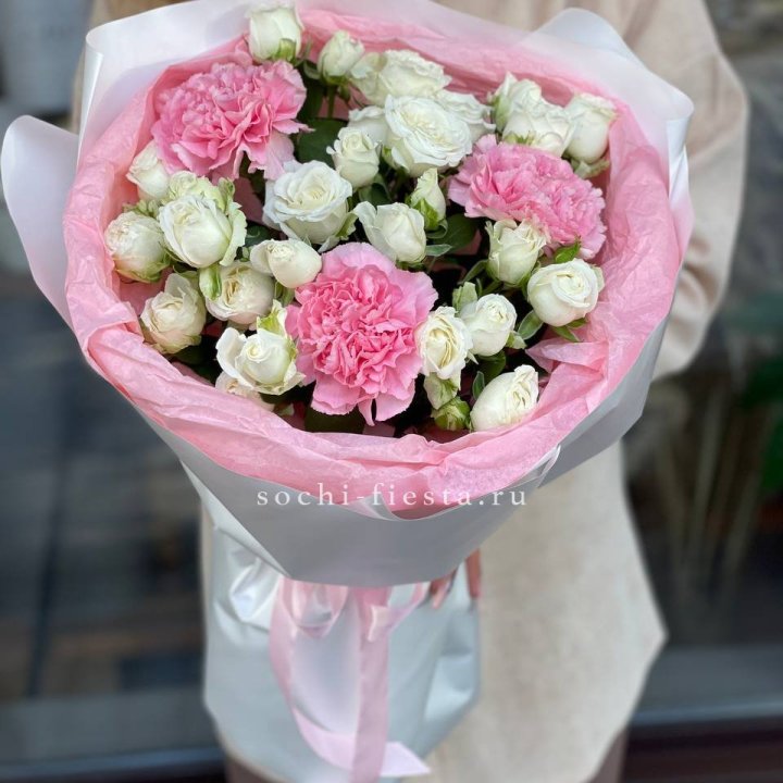 Букет розы с диантусами "Блэш" в Чебоксарах