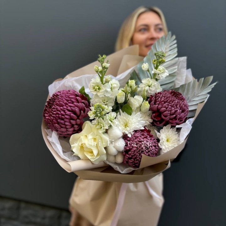 Хризантемы с маттиолой розами эустомой Чика в Чебоксарах