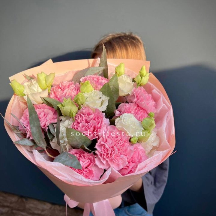 Букет гвоздик и  эустом "Сири" в Чебоксарах