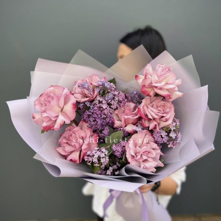 Букет из розовых роз и сирени в Чебоксарах