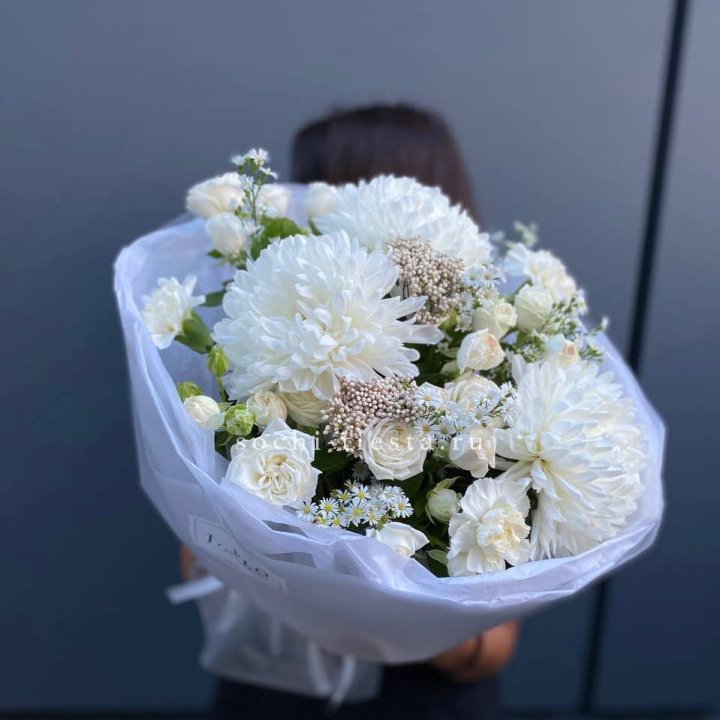 Букет хризантем и роз вайт шотс в Чебоксарах