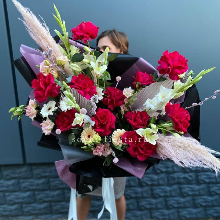 Дизайнерский букет Ред в Чебоксарах