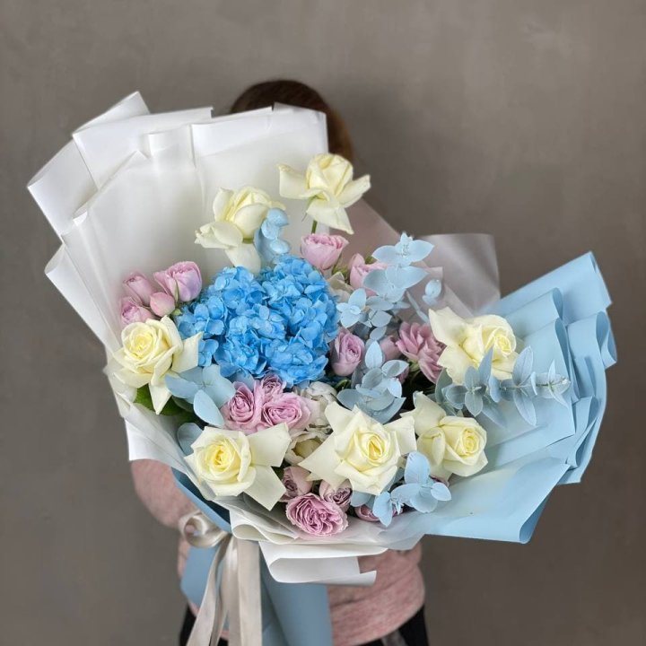 Дизайнерский букет "Блю скайфорт" в Чебоксарах