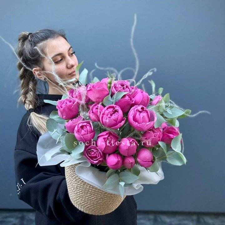 Пионовидные розы  в джутовом кашпо  в Чебоксарах