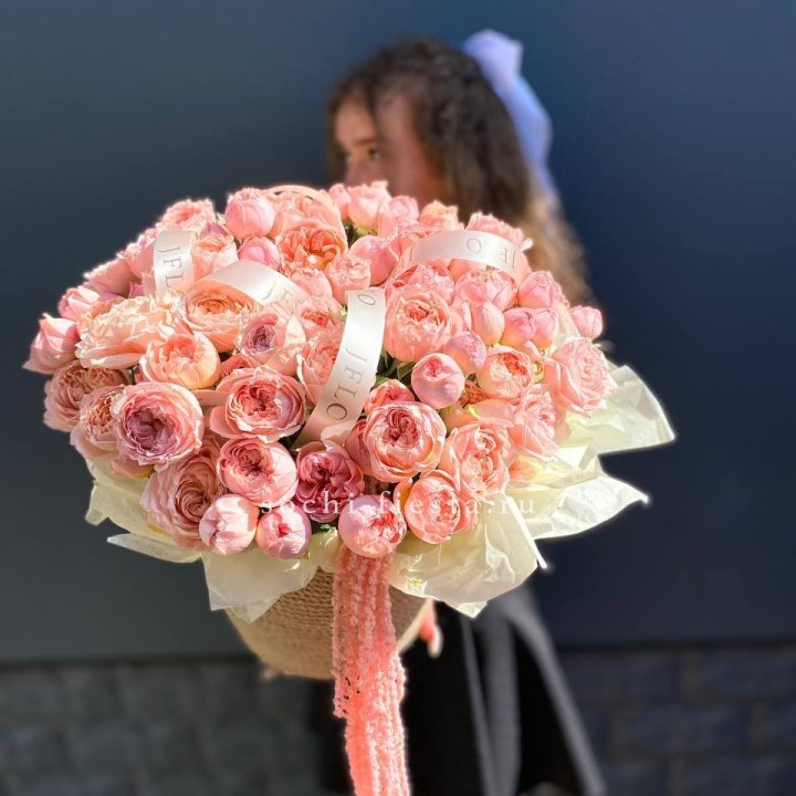 Кустовые розы Джульетта в джутовом кашпо в Чебоксарах