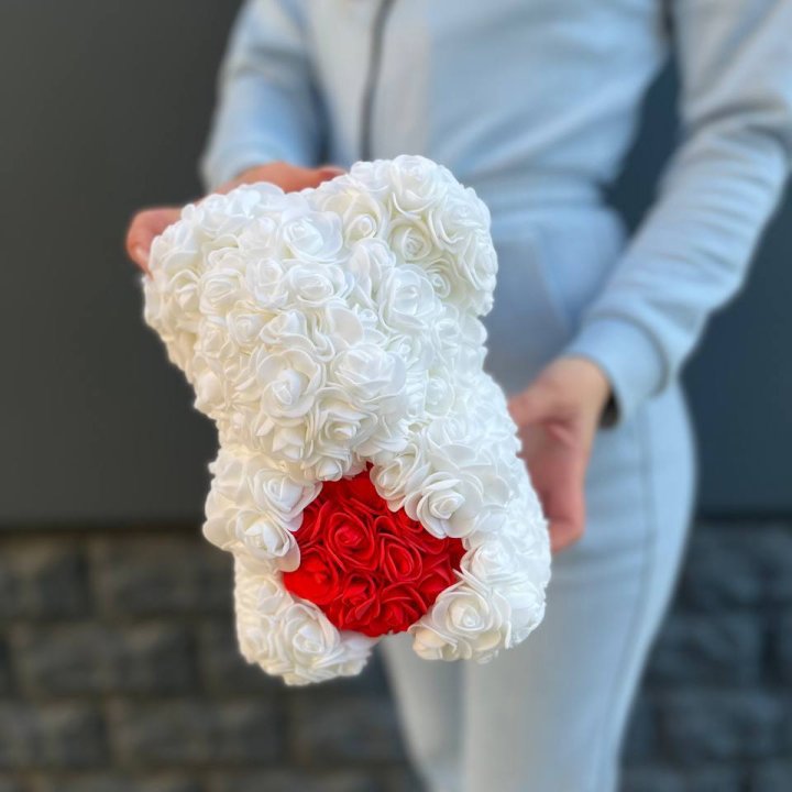 Медведь с красным седцем в Чебоксарах