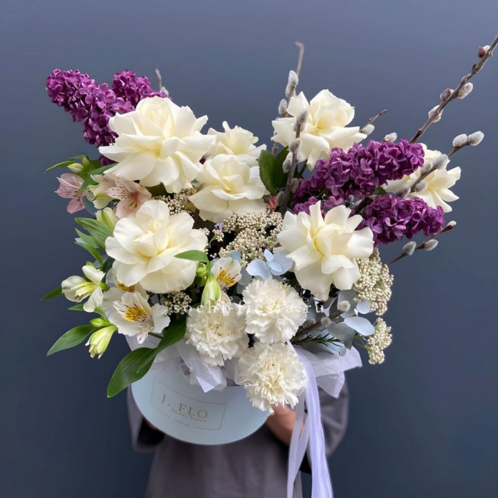 Цветочный бокс Французских роз и Сирени в Чебоксарах