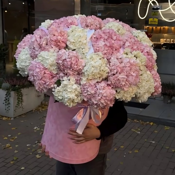 Дизайнерский цилиндр с гортензиями  в Чебоксарах