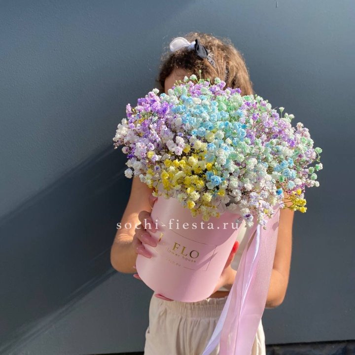 Радужные гипсофилы в шляпной коробке в Чебоксарах
