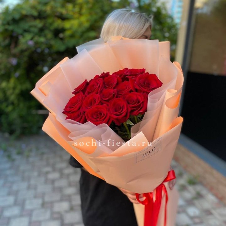 15 голландских роз в оформлении в Чебоксарах