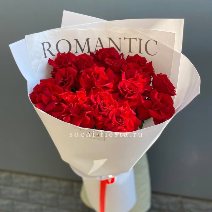 19 высоких роз в оформлении в Чебоксарах