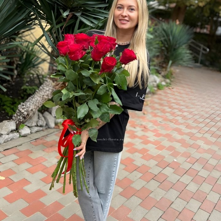 15 высоких красных роз в Чебоксарах